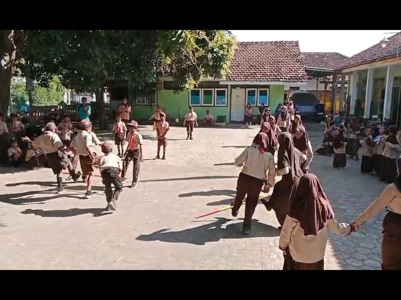 Hari Pramuka Ke 64 Tahun 2025 SD Negeri 2 Gunung Malang Lomba Estafet Stok